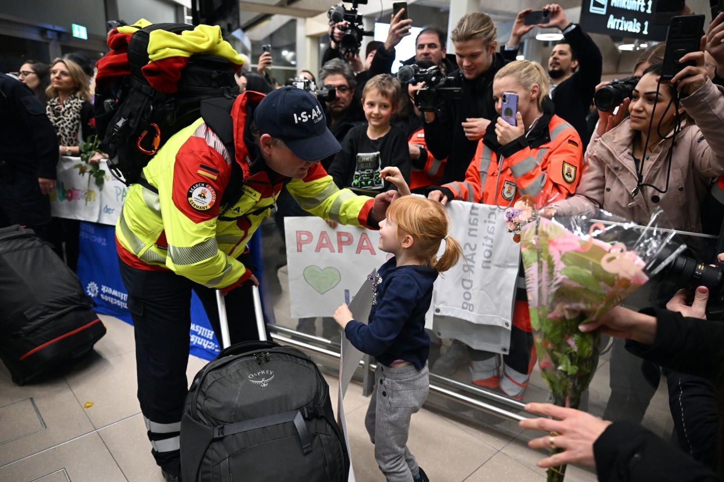 Die sechsjährige Nephete nimmt ihren Papa am Flughafen in Köln in Empfang. Mehrere Such- und Rettungsteams aus Deutschland sind nach tagelangem Einsatz im Erdbebengebiet der Türkei in die...