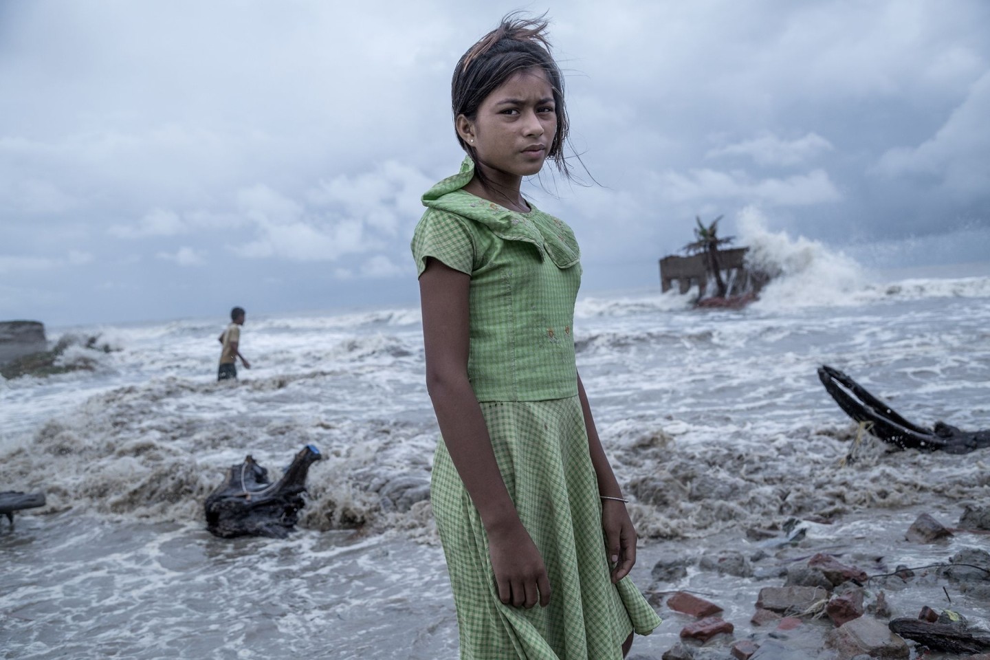 Ein Mädchen steht vor den Überresten von ihrem Teeladen, der durch das Meerwasser auf der Insel Namkhana völlig zerstört ist. Das Foto von Fotograf Supratim Bhattacharjee erhält den ers...