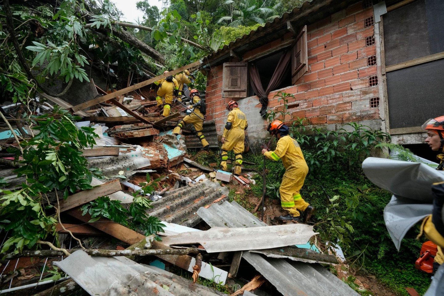 Rettungskräfte suchen in São Sebastião nach Überlebenden, nachdem Überschwemmungen tödliche Erdrutsche ausgelöst haben.