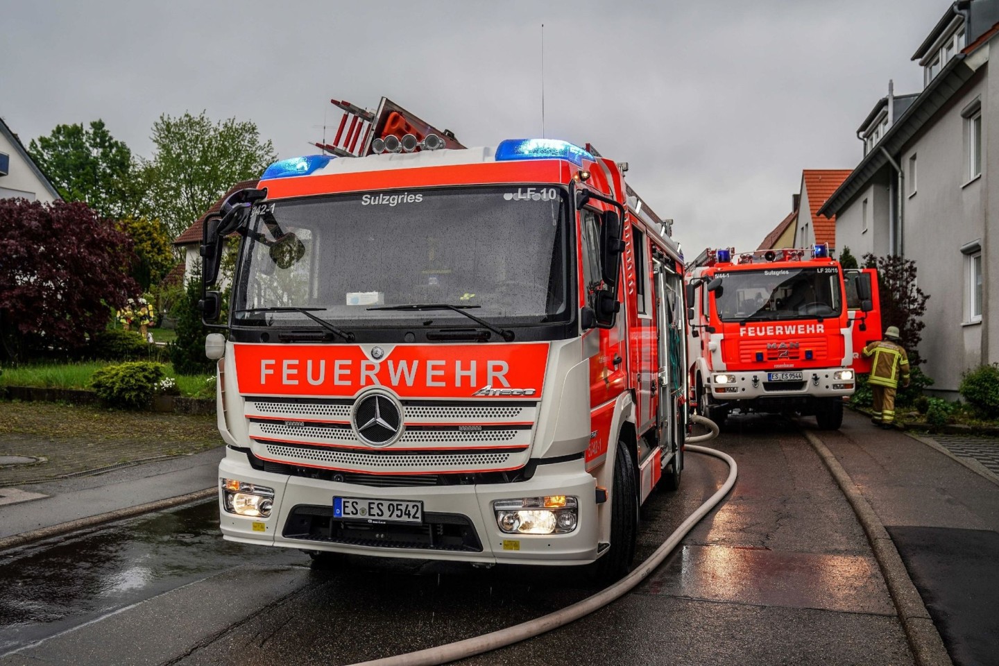 Die Feuerwehr im Einsatz in Esslingen. Hier hatte ein Blitz in ein Haus eingeschlagen und den Dachstuhl in Brand gesetzt.
