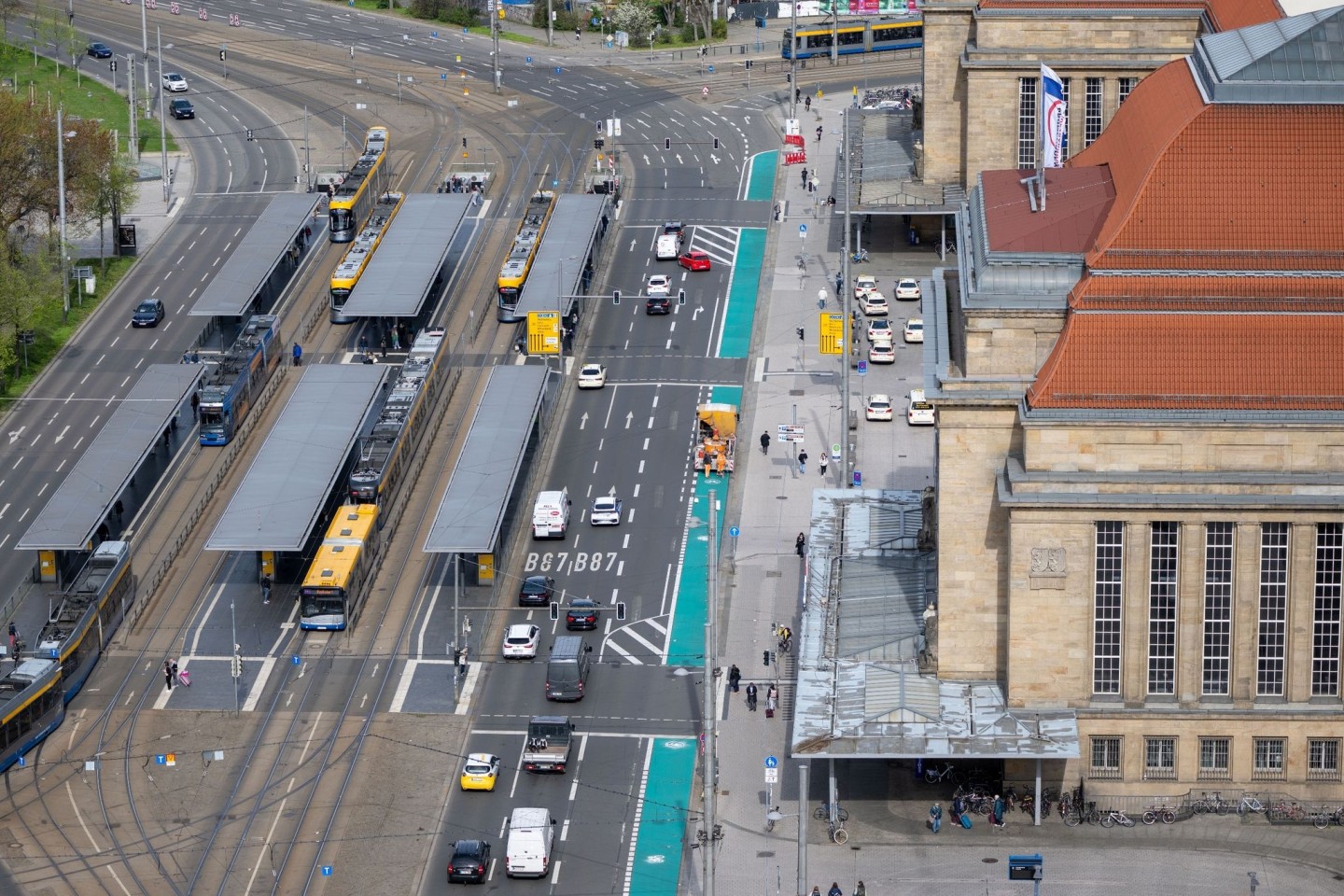Der grüne Streifen vor dem Leipziger Hauptbahnhof wurde im April angelegt. Er ist für Radfahrer reserviert.