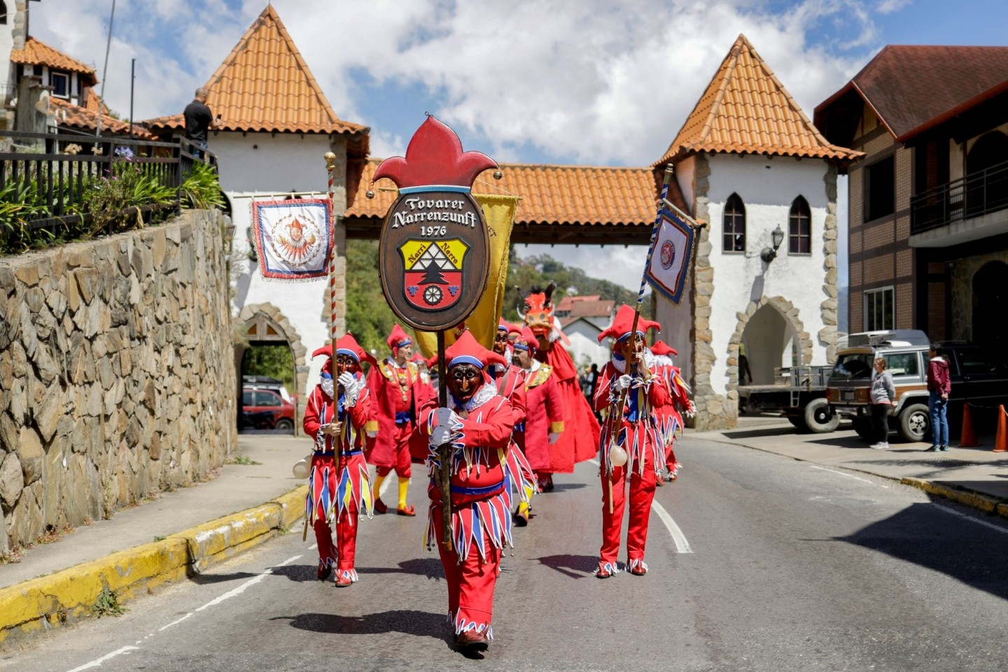 Als Jokili verkleidete Menschen nehmen an einer Parade durch Colonia Tovar teil.
