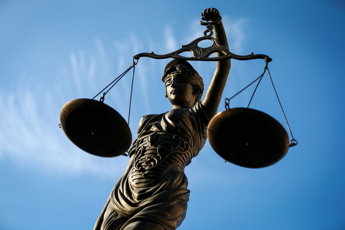 Justitia-Statue mit Waage: Ein wegen Mordes und Vergewaltigung verurteilter 19-Jähriger kommt wegen zu langer Verfahrensdauer aus der Untersuchungshaft frei.