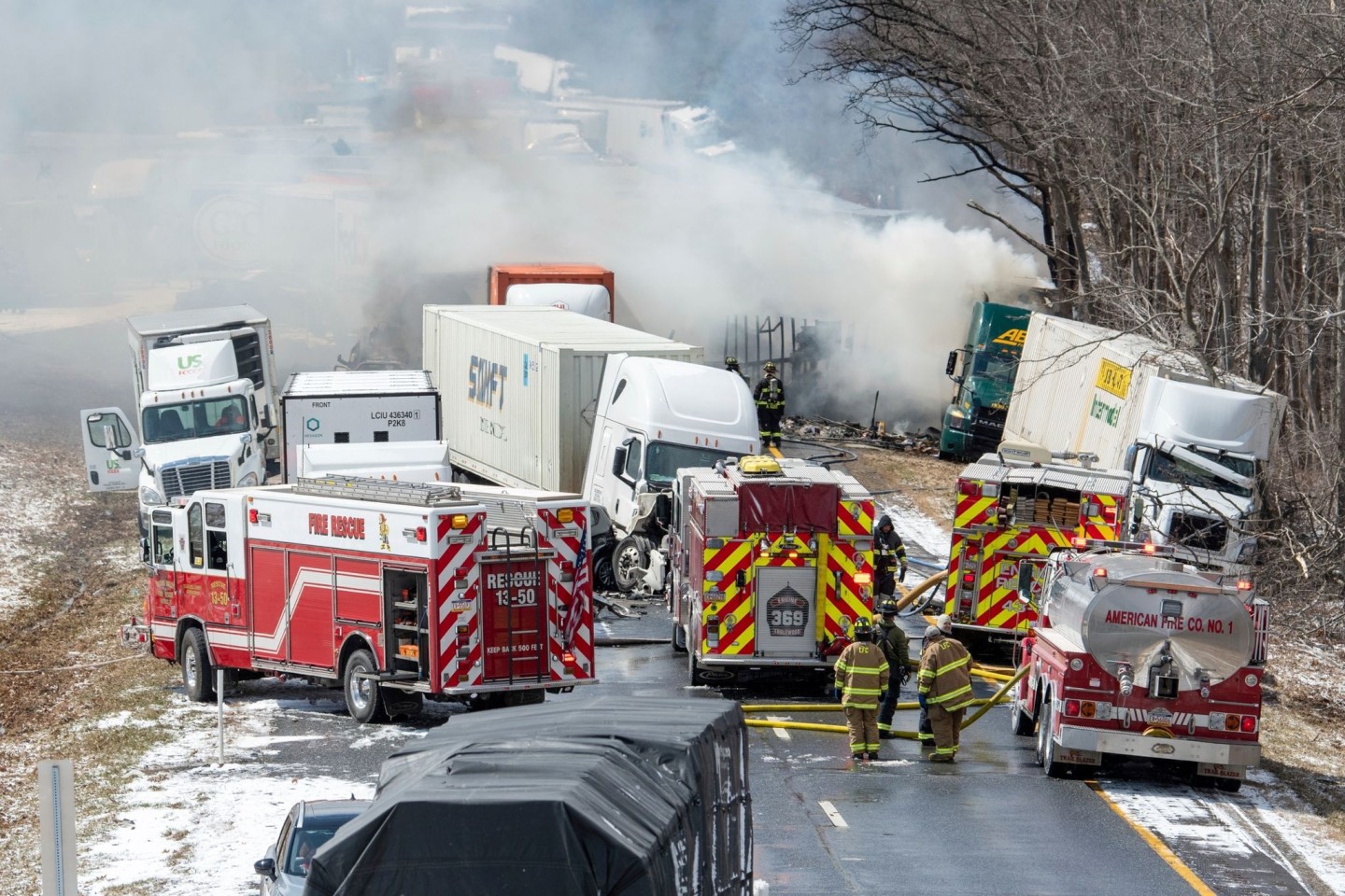 Ein Bild der Verwüstung: Mehrere Rettungswagen der Feuerwehr auf der Interstate 81.