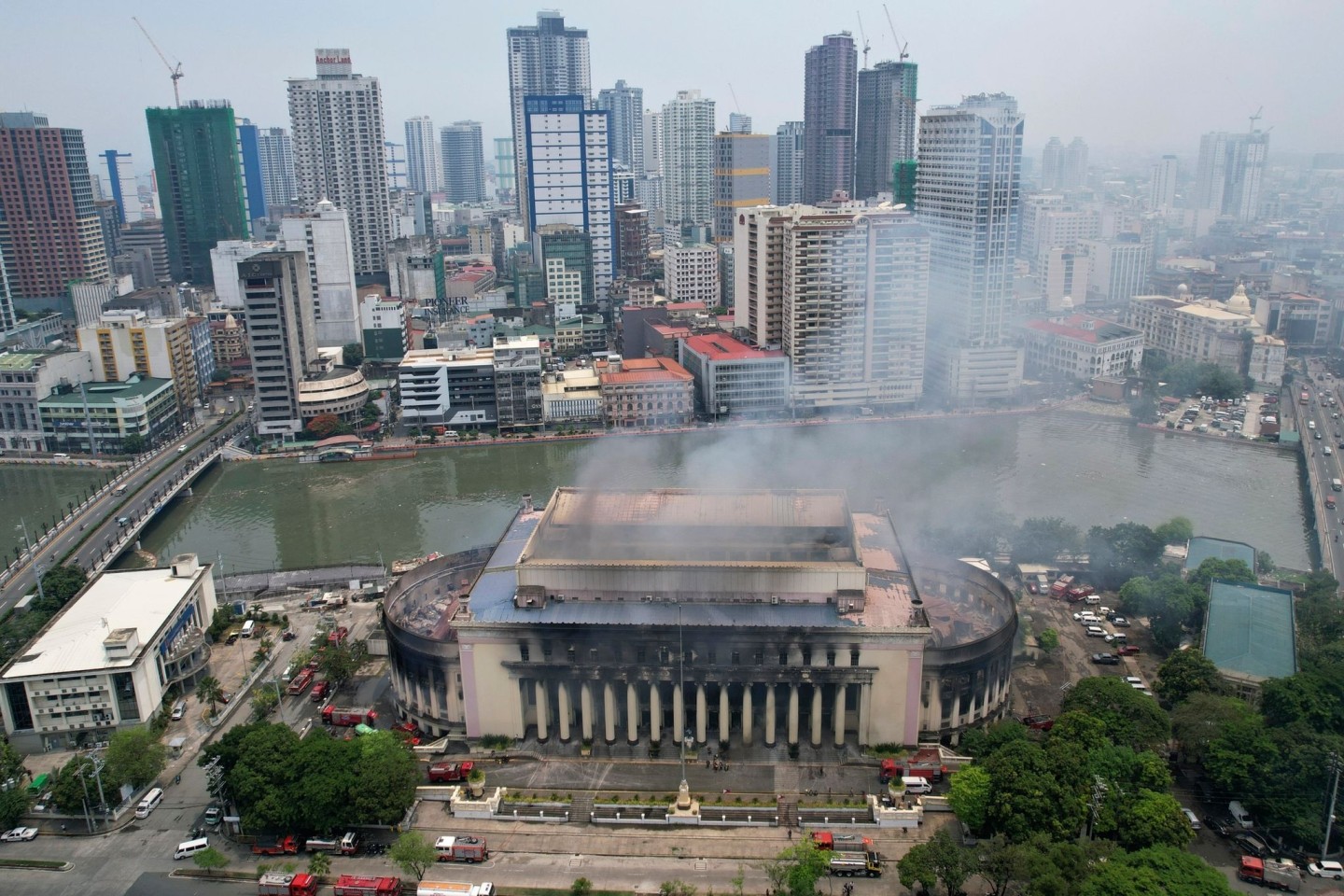 Ein verheerendes Feuer hat das historische Gebäude des Hauptpostamts der philippinischen Hauptstadt Manila zerstört.