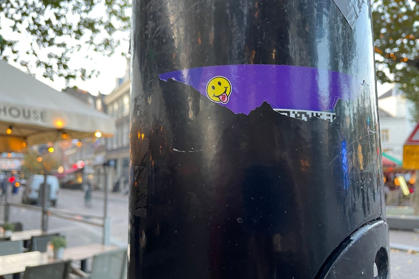 In Amsterdam wurden an öffentlichen Plätzen wie Laternenpfählen Sticker geklebt, über die man mit Hilfe eines QR-Codes Drogen wie XTC online bestellen kann.