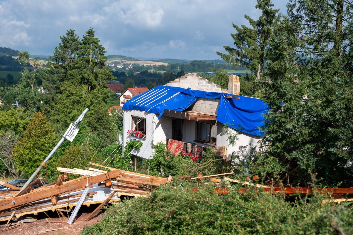 Ein schwer beschädigtes Haus, dessen Dach von einem Sturm abgedeckt wurde, in Asweiler im Saarland.