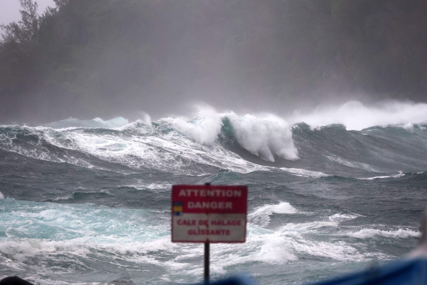 Über dem französischen Überseegebiet La Réunion wütet ein starker Sturm.