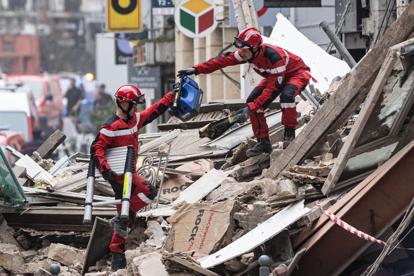 Rettungskräfte inmitten der Trümmer eines eingestürzten Gebäudes in Lille.