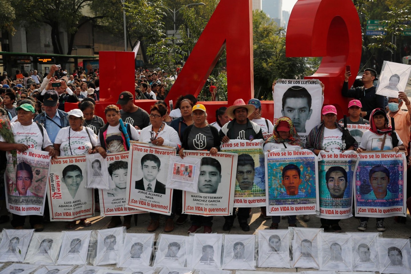 Angehörige der 43 vermissten Lehramtsstudenten 2019 bei einem Protestmarsch mit Porträts der Vermissten.