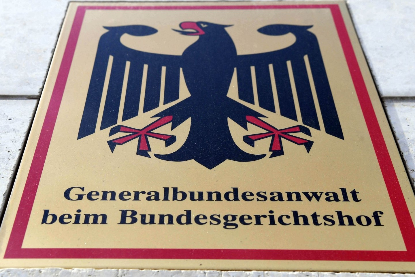 Ein Schild mit Bundesadler am Sitz der Bundesanwaltschaft in Karlsruhe.