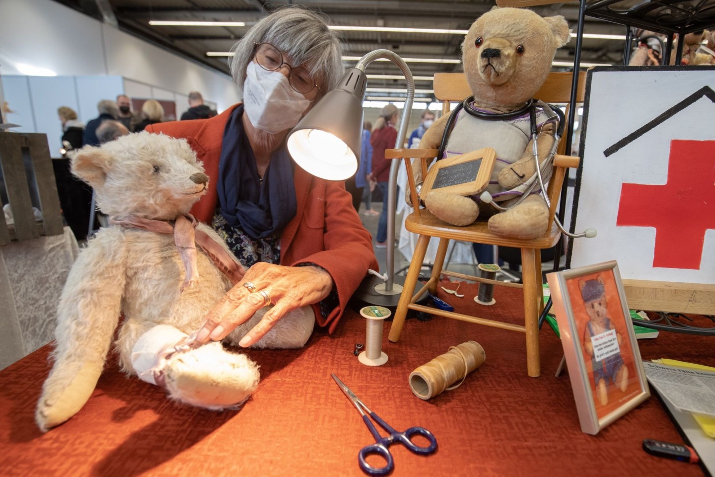 Die selbsternannte Bärendoktorin Claudia Hartung untersucht einen „verletzten“ Teddy.