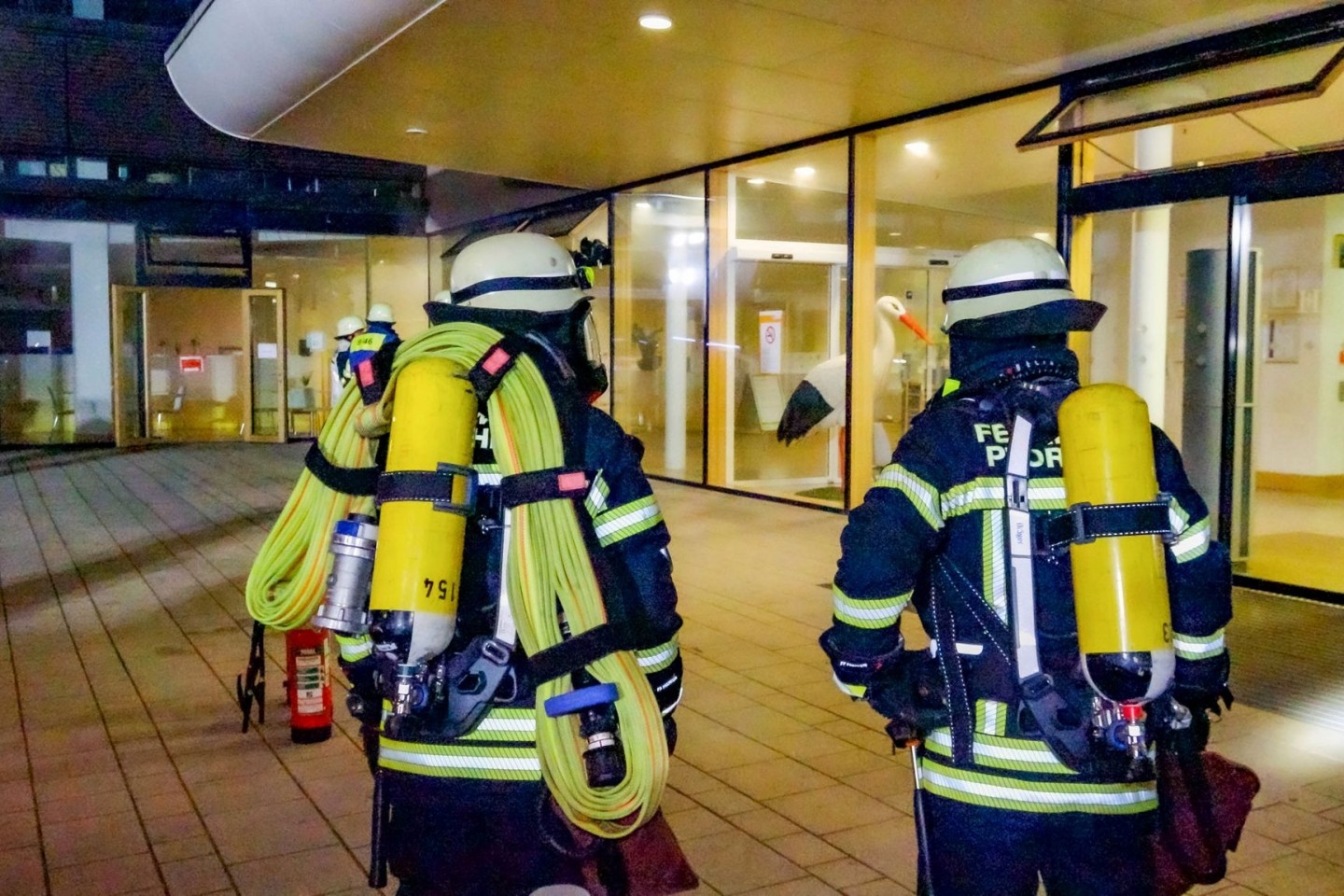 Einsatzkräfte der Feuerwehr versuchen, den Brand in einem Pforzheimer Krankenhaus in den Griff zu bekommen.