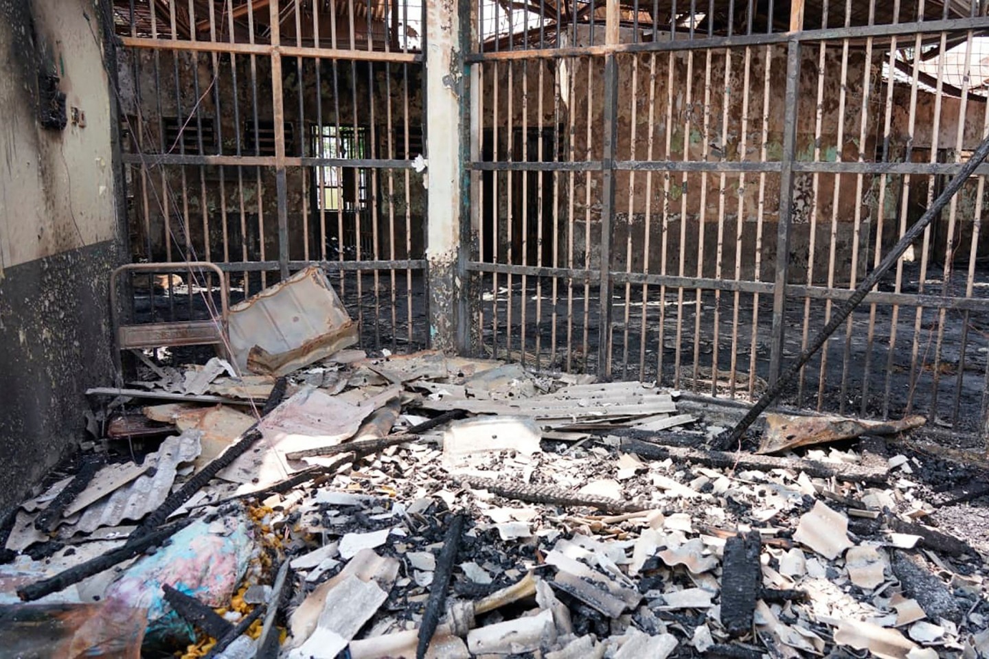 Blick in eine der ausgebrannten Zellen des Tangerang-Gefängnisses.