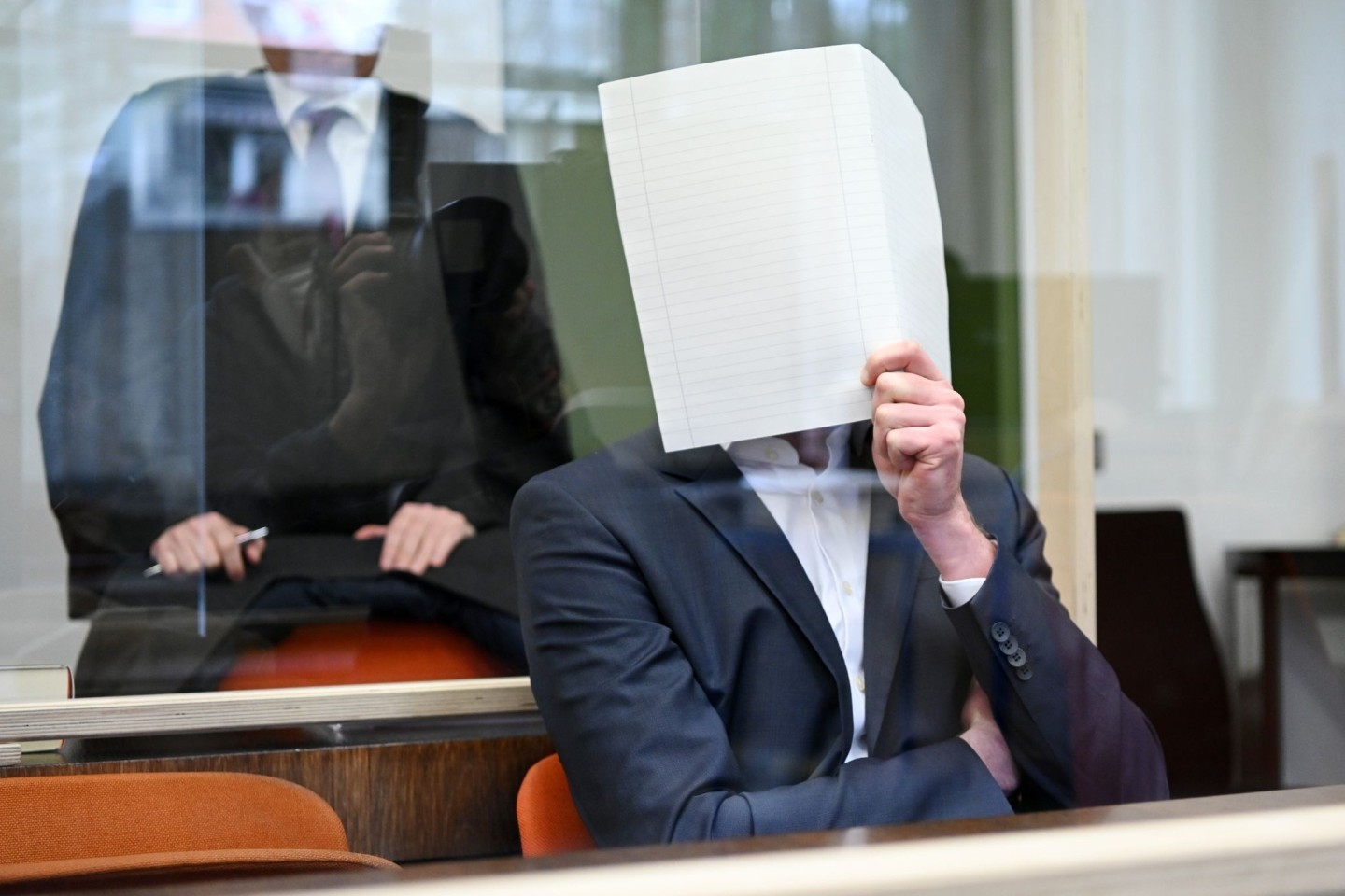 Der Angeklagte sitzt zu Prozessbeginn im Verhandlungssaal im Landgericht München.