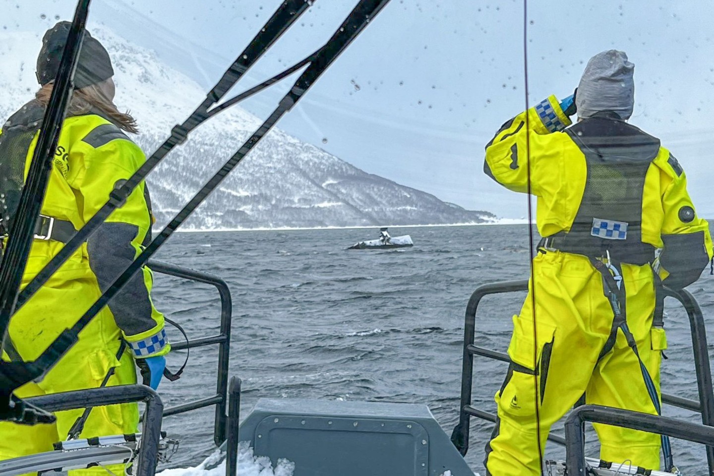 Einsatzkräfte suchen nach Überlebenden nach einer Schneelawine auf der Insel Reinøya.