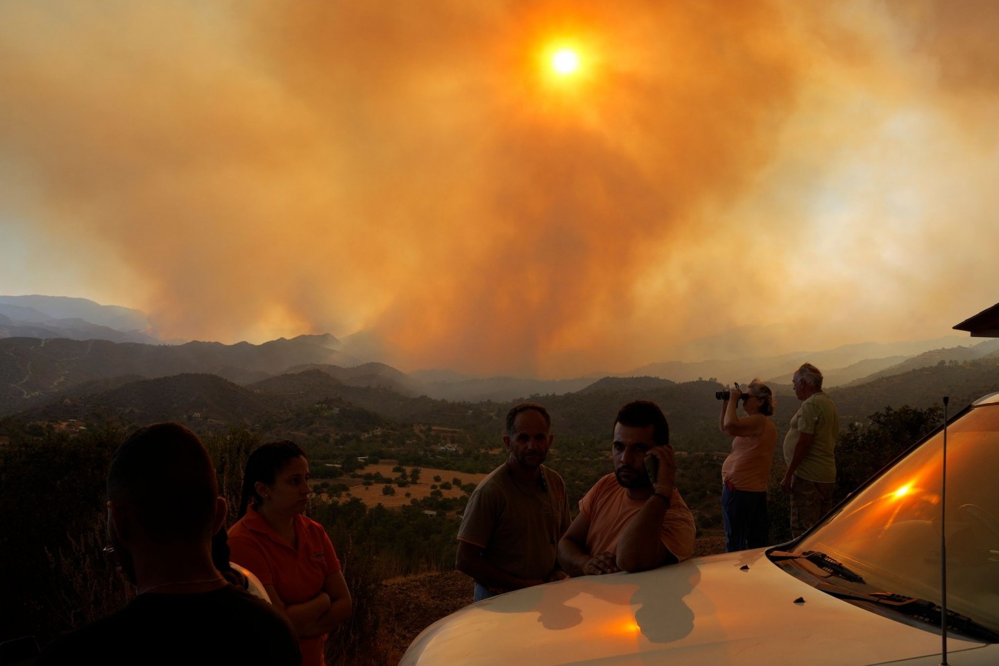 Anwohner beobachten den Waldbrand in der Bergregion von Larnaka auf Zypern.