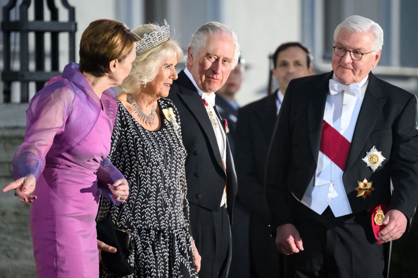 Zum Ausklang des ersten Tages ihres Staatsbesuchs sind König Charles III. und seine Frau Camilla zum Staatsbankett in Schloss Bellevue eingetroffen. Bundespräsident Frank-Walter Steinmeier...