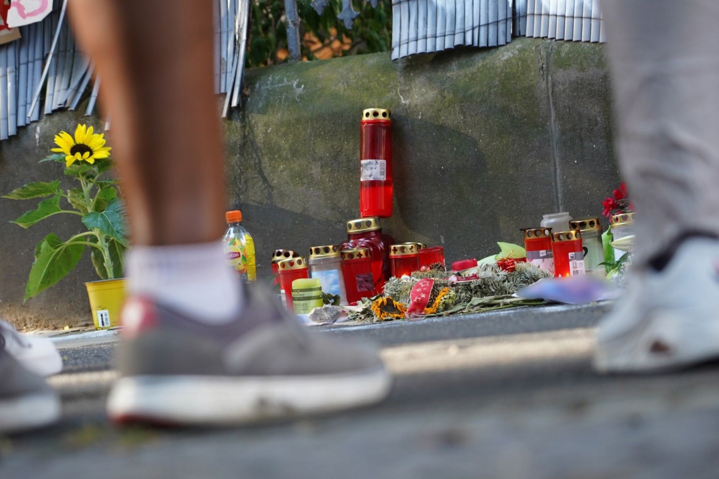 Kerzen und Blumen im August 2022 im Gedenken an den von der Polizei erschossenen Jugendlichen in Dortmund.