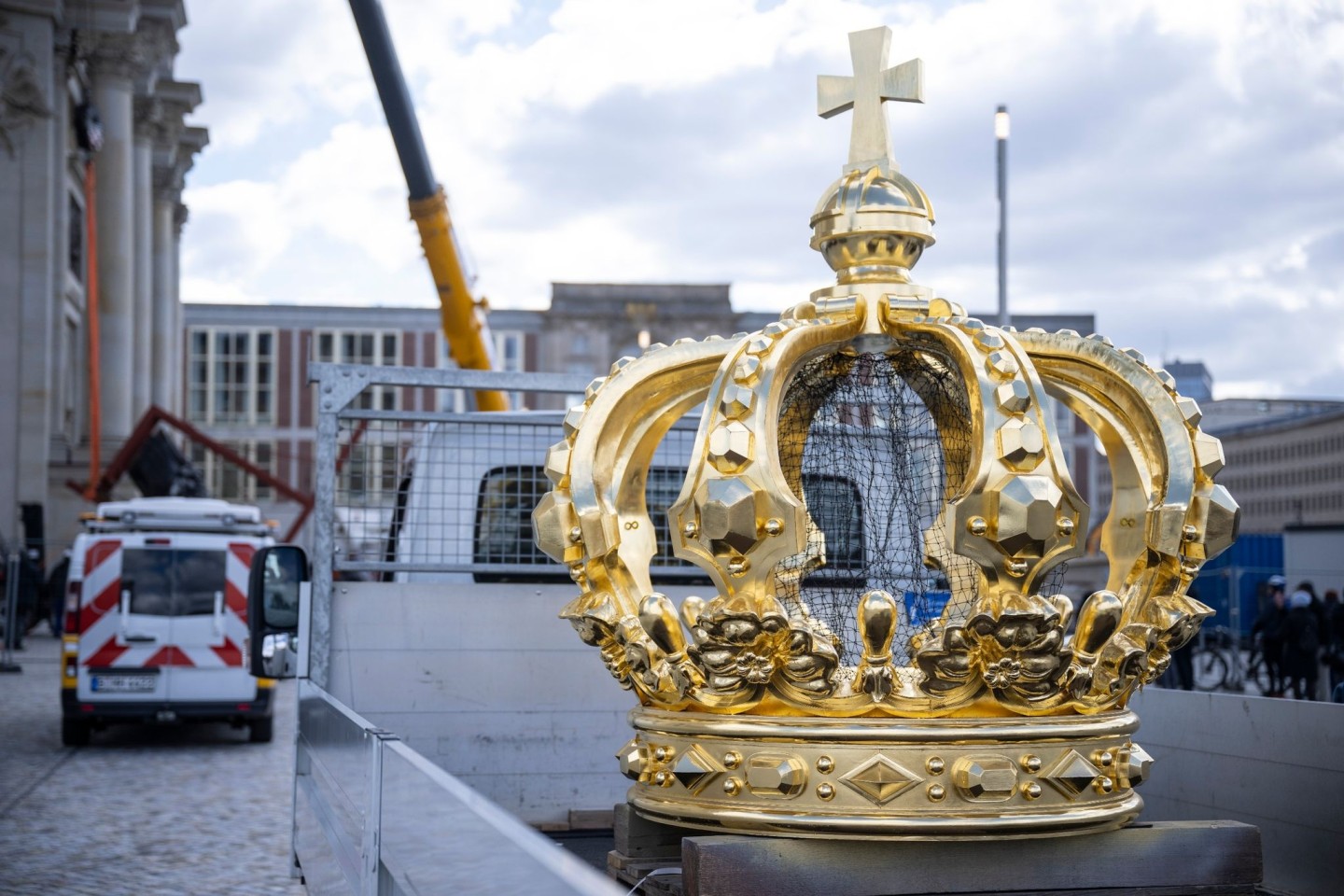 Die Krone der Kartusche liegt auf der Ablagefläche eines Transporters. Die Kartusche mit Krone ist rund zwei Millionen Euro teuer.