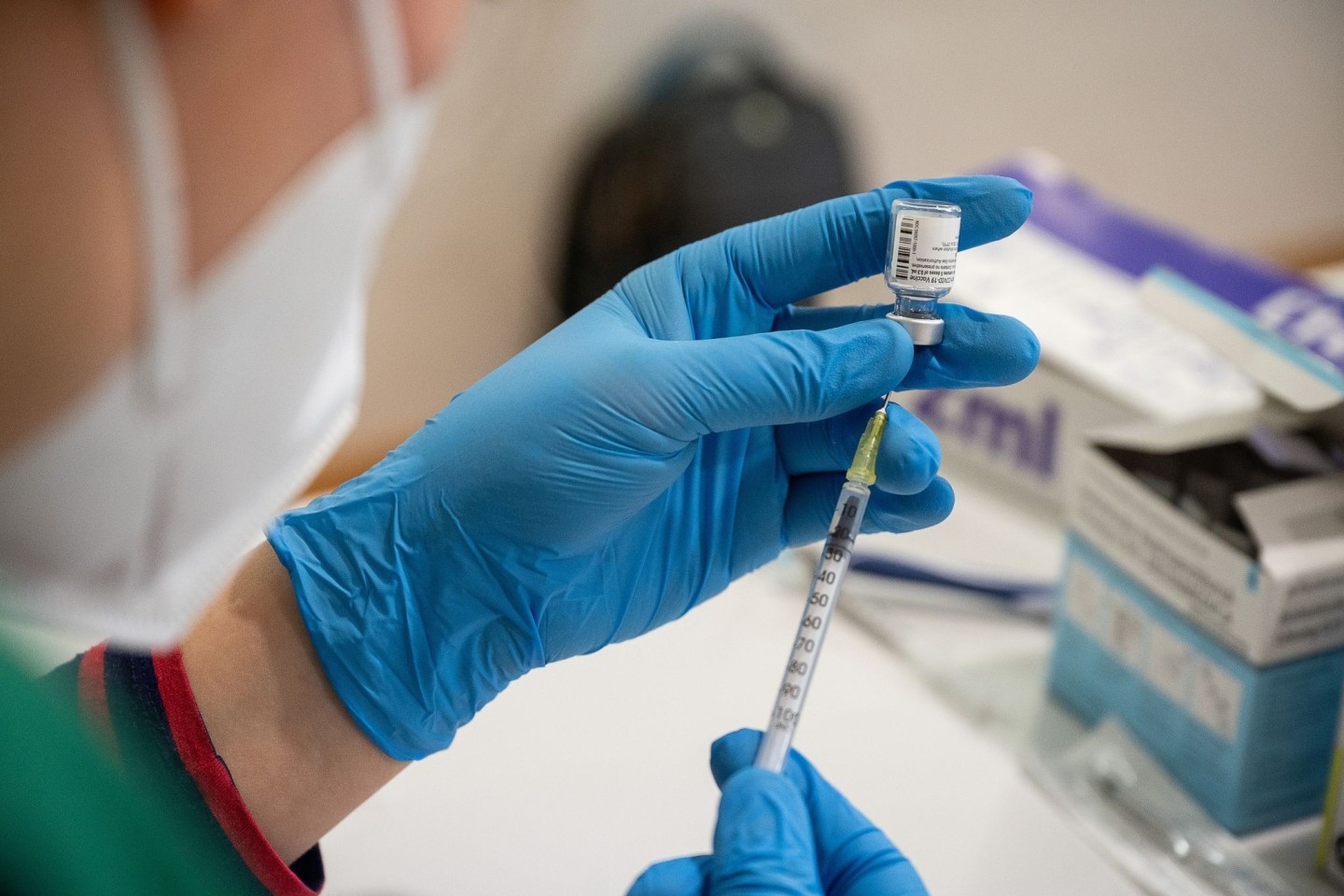 Die Mitarbeiterin eines mobilen Impfteams zieht im Alten- und Pflegeheim Bürgerheim den Impfstoff von Biontech/Pfizer in eine Spritze auf. (Archivbild)