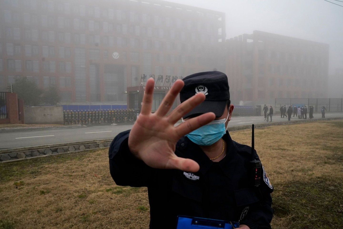 Ein Security-Mitarbeiter versucht im Februar 2021 vor dem Institut für Virologie in Wuhan, Journalisten am Fotografieren zu hindern. China hat die Hypothese stets zurückgewiesen, dass das ...