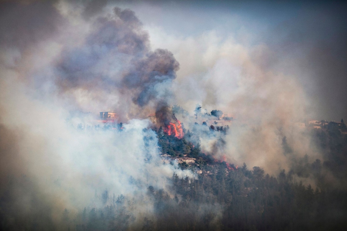 Dichter Rauch steigt von dem Waldbrand in der Nähe von Jerusalem auf.