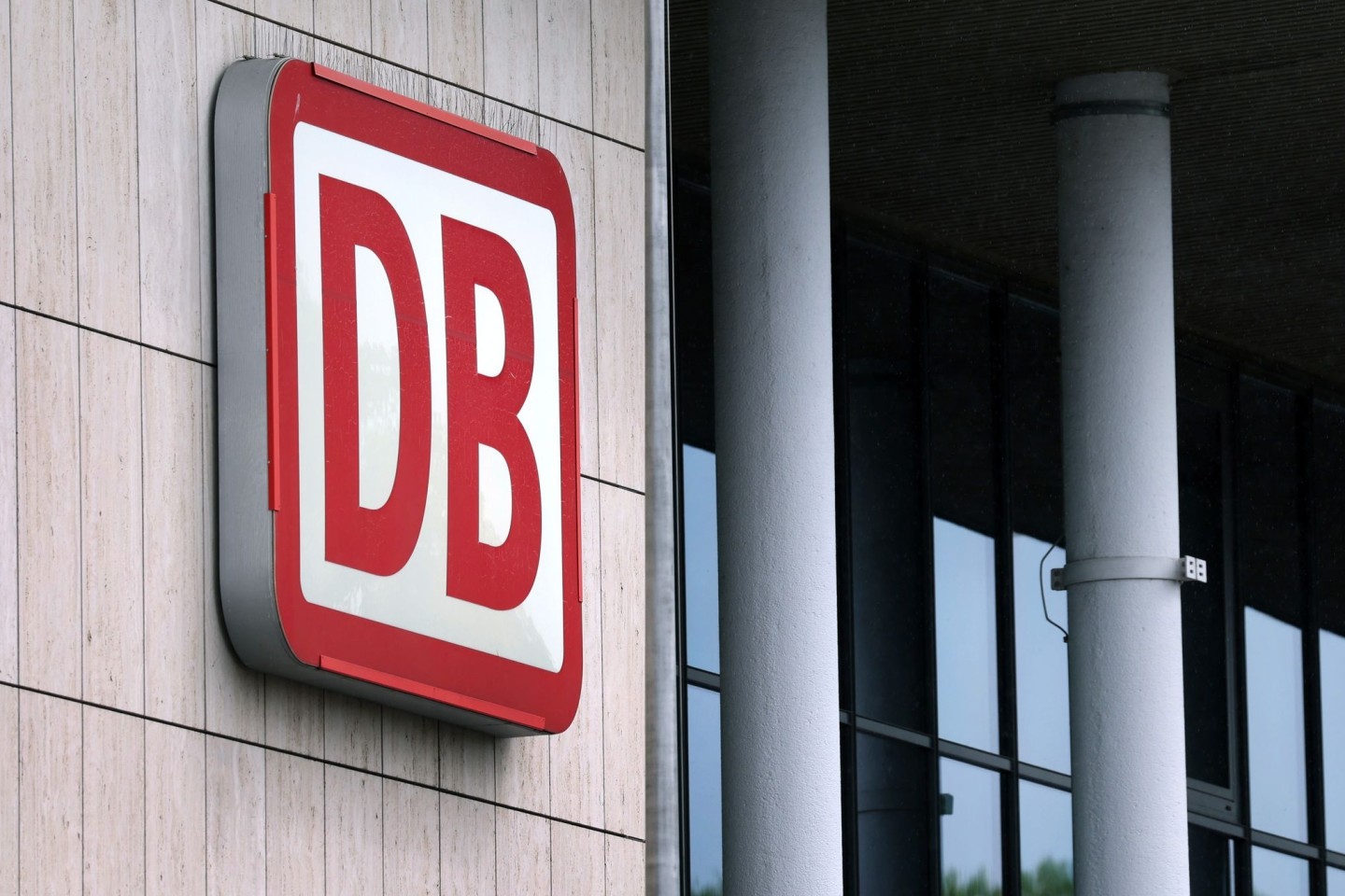 Das Logo der Deutschen Bahn am Gebäude des Hauptbahnhofs in Würzburg: Der 50-Stunden-Warnstreik bei der Deutschen Bahn ist kurzfristig abgesagt worden.