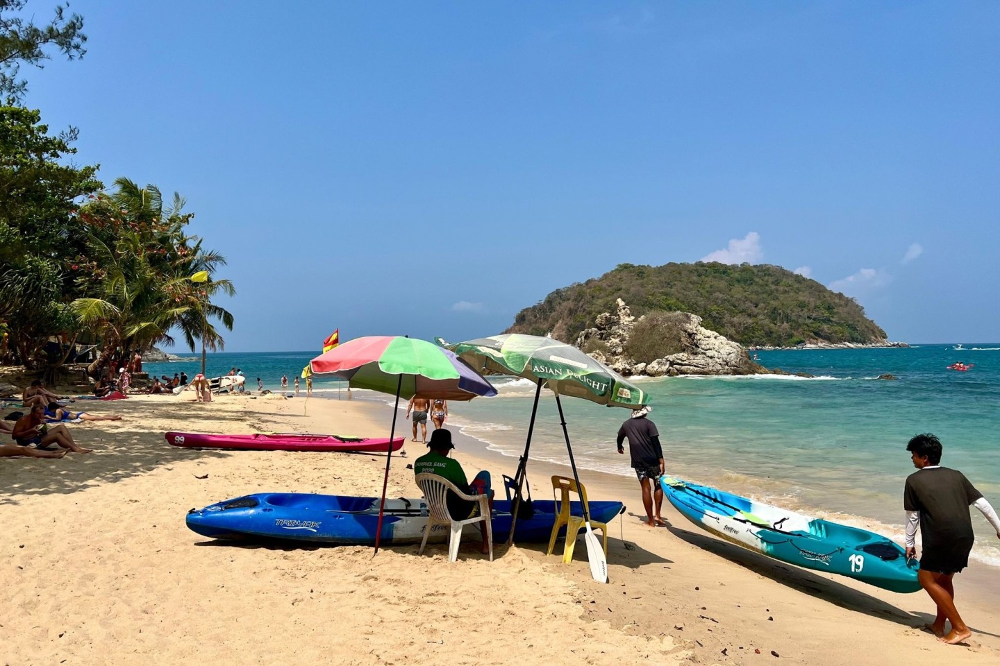 Trügerische Idylle am Strand von Phuket: Ein Mann schützt sich dort vor der brütend heißen Sonne. Seit Tagen leiden die Menschen in weiten Teilen Südostasiens unter ungewöhnlich star...