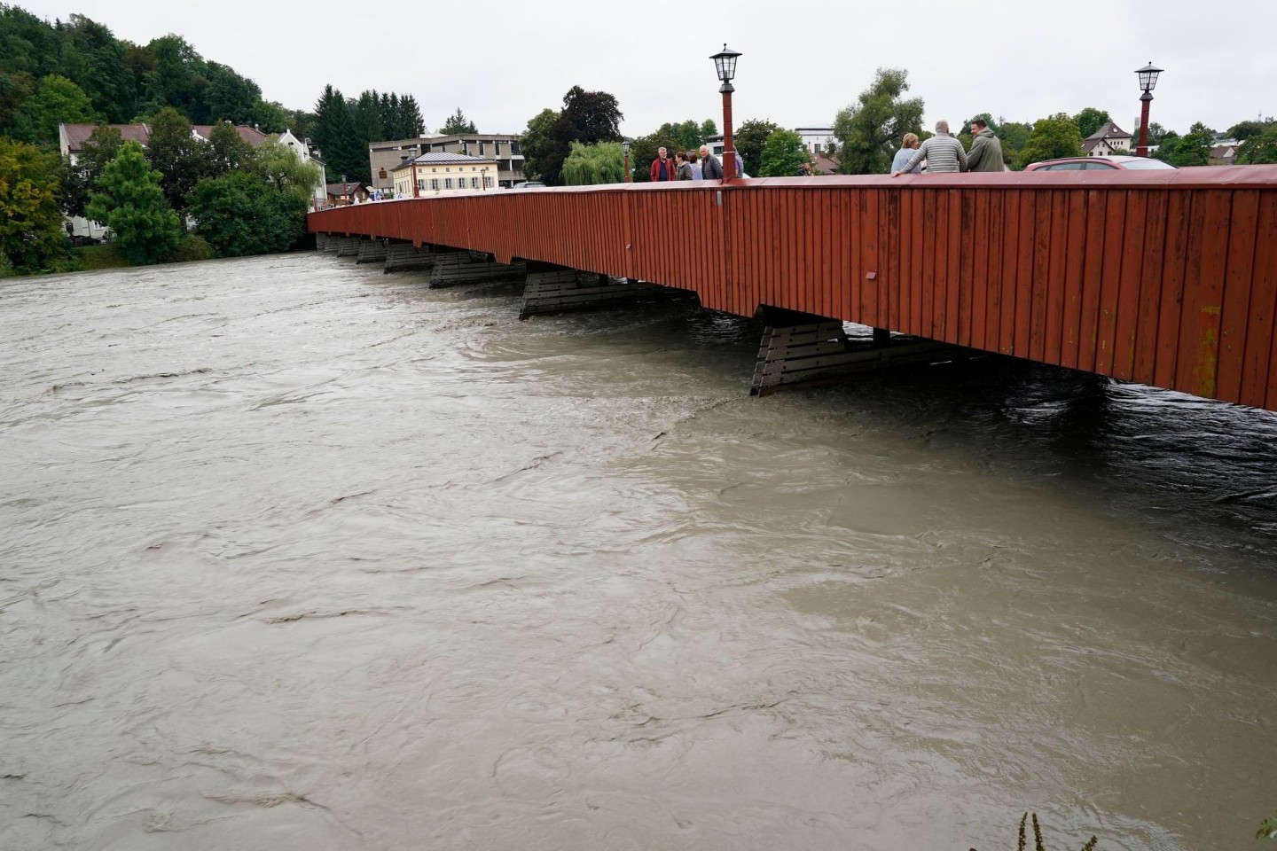 Brücke in Wasserburg. Der Inn führt aufgrund andauernder starker Regenfälle in Tirol und Bayern momentan sehr viel Wasser.