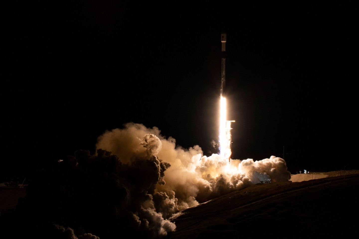 Eine SpaceX-Rakete mit dem Surface Water and Ocean Topography-Satelliten hebt von der Vandenberg Space Force Base in Kalifornien ab. Mit einem neuen Satelliten will die Nasa erstmals fast al...