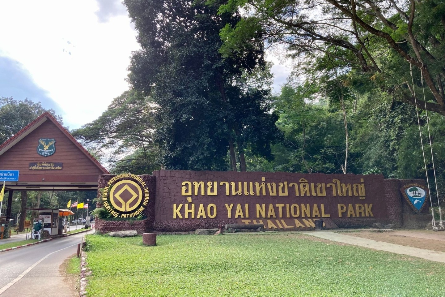 Der Eingang des bei Touristen aus aller Welt beliebten Nationalparks Khao Yai im Zentrum Thailands.