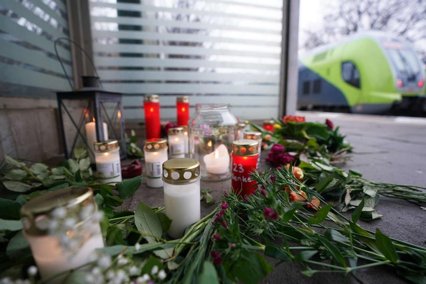 Blumen und Kerzen auf dem Bahnsteig im Bahnhof von Brokstedt für die Opfer der Messerattacke in einem Regionalzug von Kiel nach Hamburg.