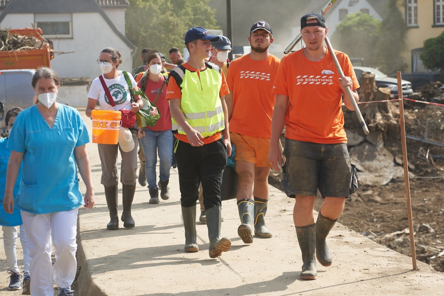 Freiwillige Helfer im stark von der Flut betroffenen Altenahr.