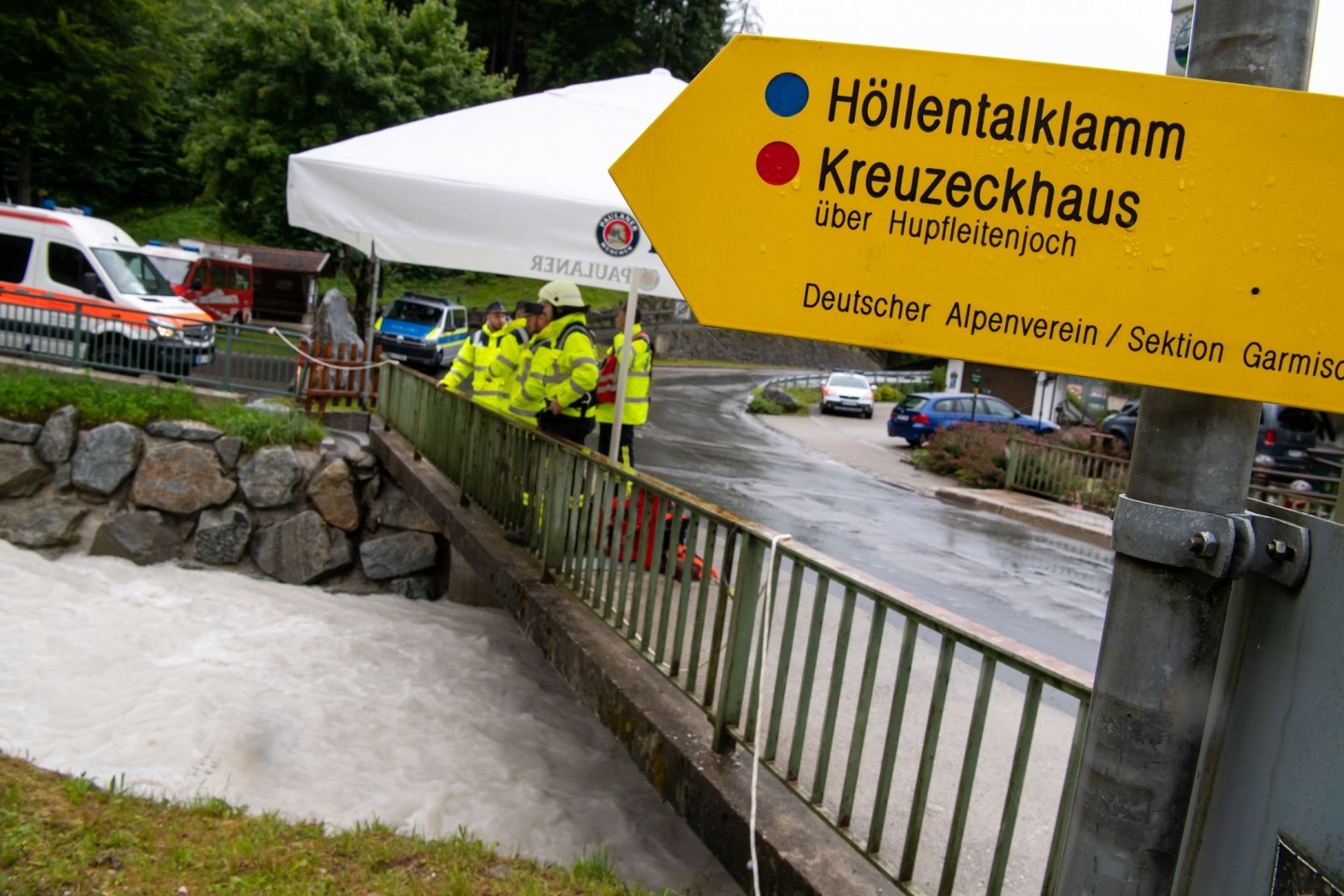 Feuerwehrleute stehen in Grainau nach einer Flutwelle in der Höllentalklamm bereit, um Opfer aus dem Fluss Hammersbach zu bergen.