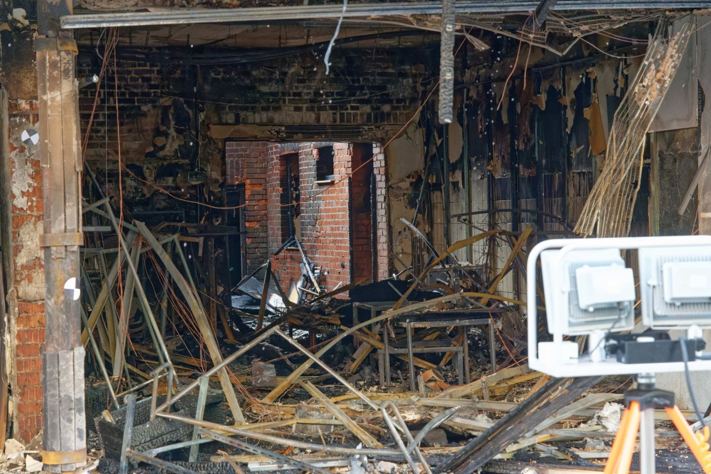 Blick in ein Wohnhaus: In der Innenstadt von Eschweiler sah es vergangene Woche so aus, als sei eine Bombe eingeschlagen.