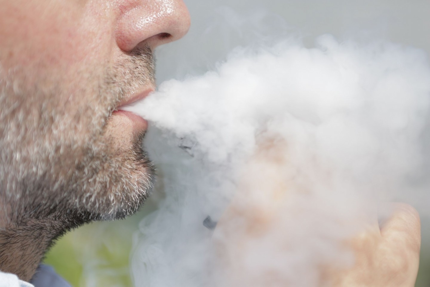 Die WHO definiert E-Zigaretten als Geräte, in denen Flüssigkeiten erhitzt werden. Die entstehenden Aerosole werden inhaliert.
