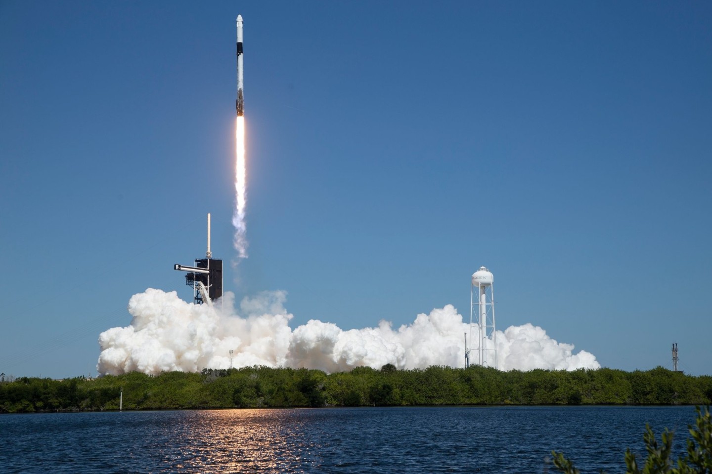 Eine SpaceX-Falcon-9-Rakete mit einer «Crew Dragon»-Raumkapsel und den privaten Raumfahrern an Bord hebt vom Weltraumbahnhof Cape Canaveral ab.