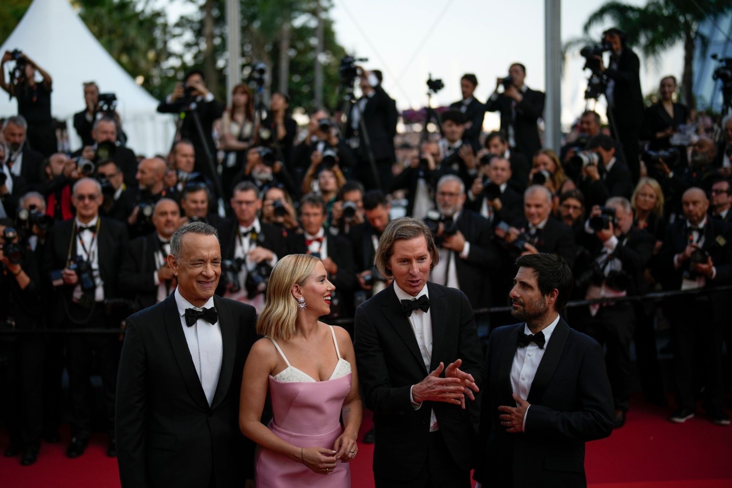 Tom Hanks (l-r), Scarlett Johansson, Wes Anderson und Jason Schwartzman posieren für die Fotografen.