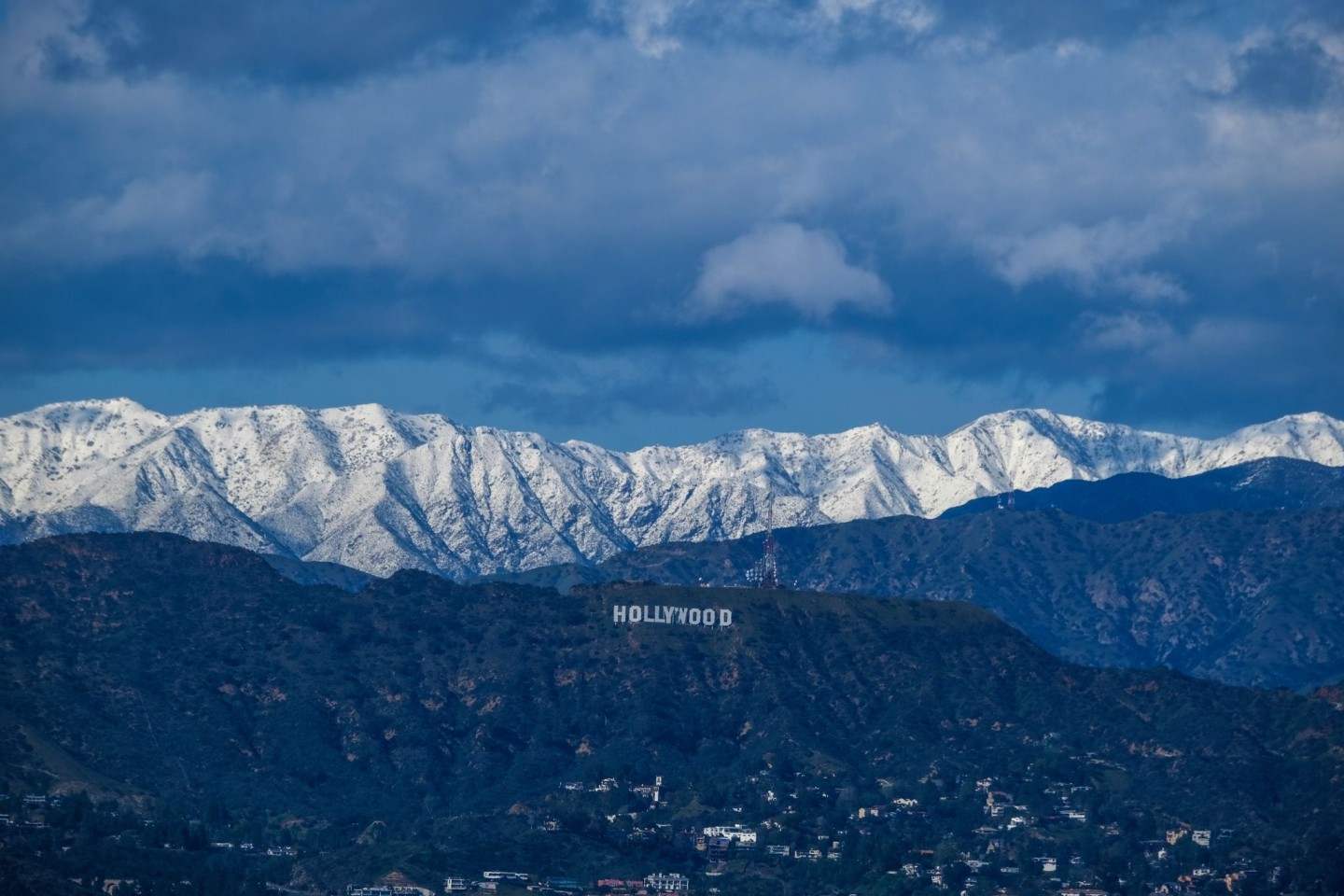 Nach einem seltenen Schneesturm in Südkalifornien sind die schneebedeckten San-Gabriel-Berge hinter dem Hollywood-Schild zu sehen.