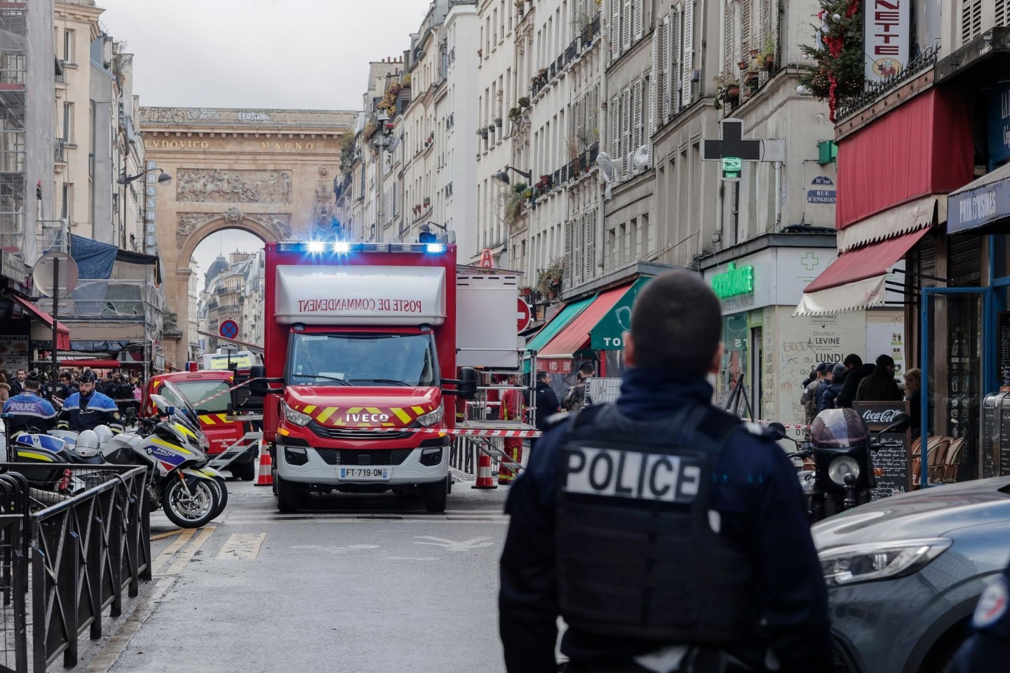 Durch Schüsse sind in Paris drei Menschen getötet worden.