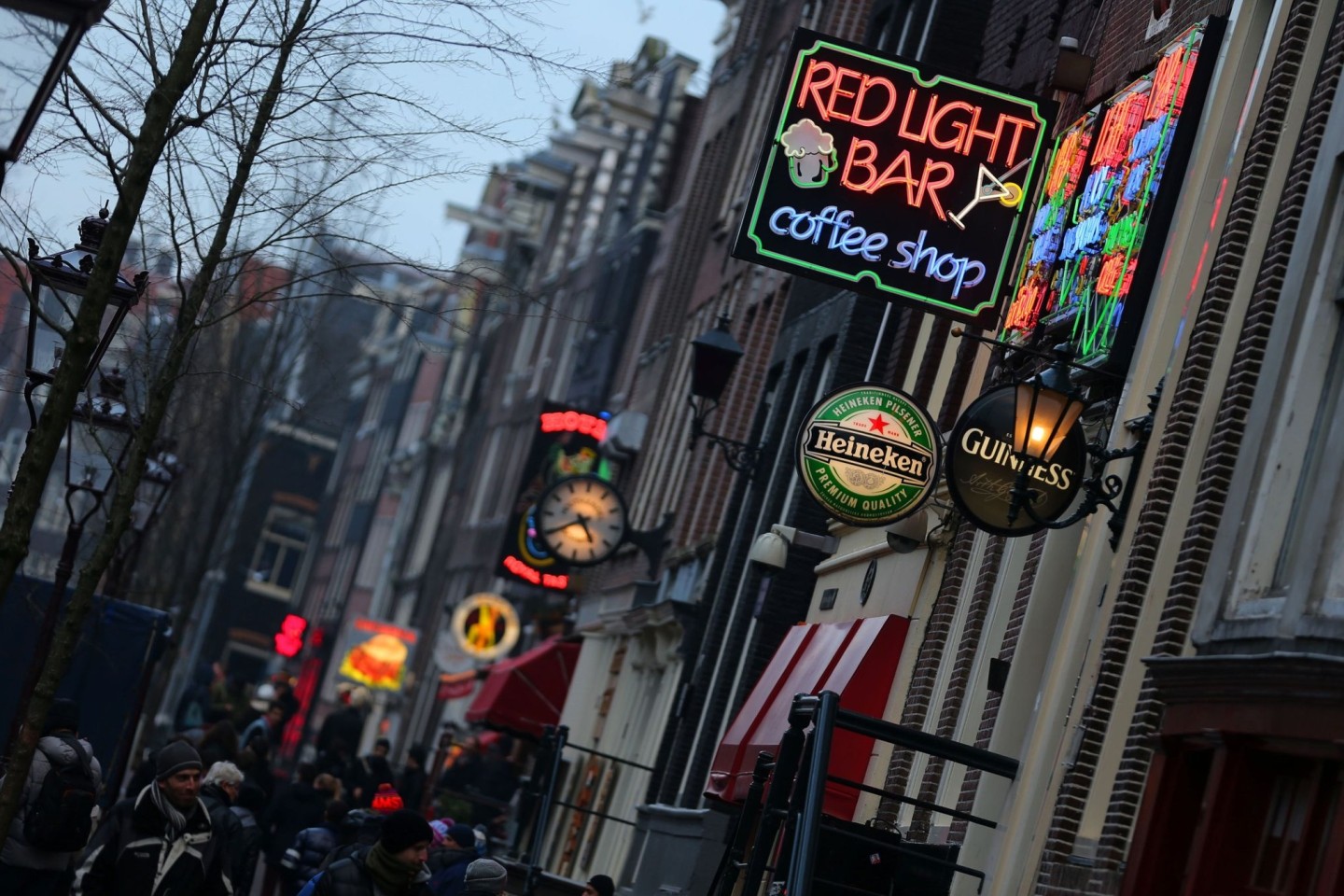 Anstelle des Rotlicht-Viertels soll in Amsterdam ein Erotik-Zentrum entstehen. Doch es regt sich Protest.