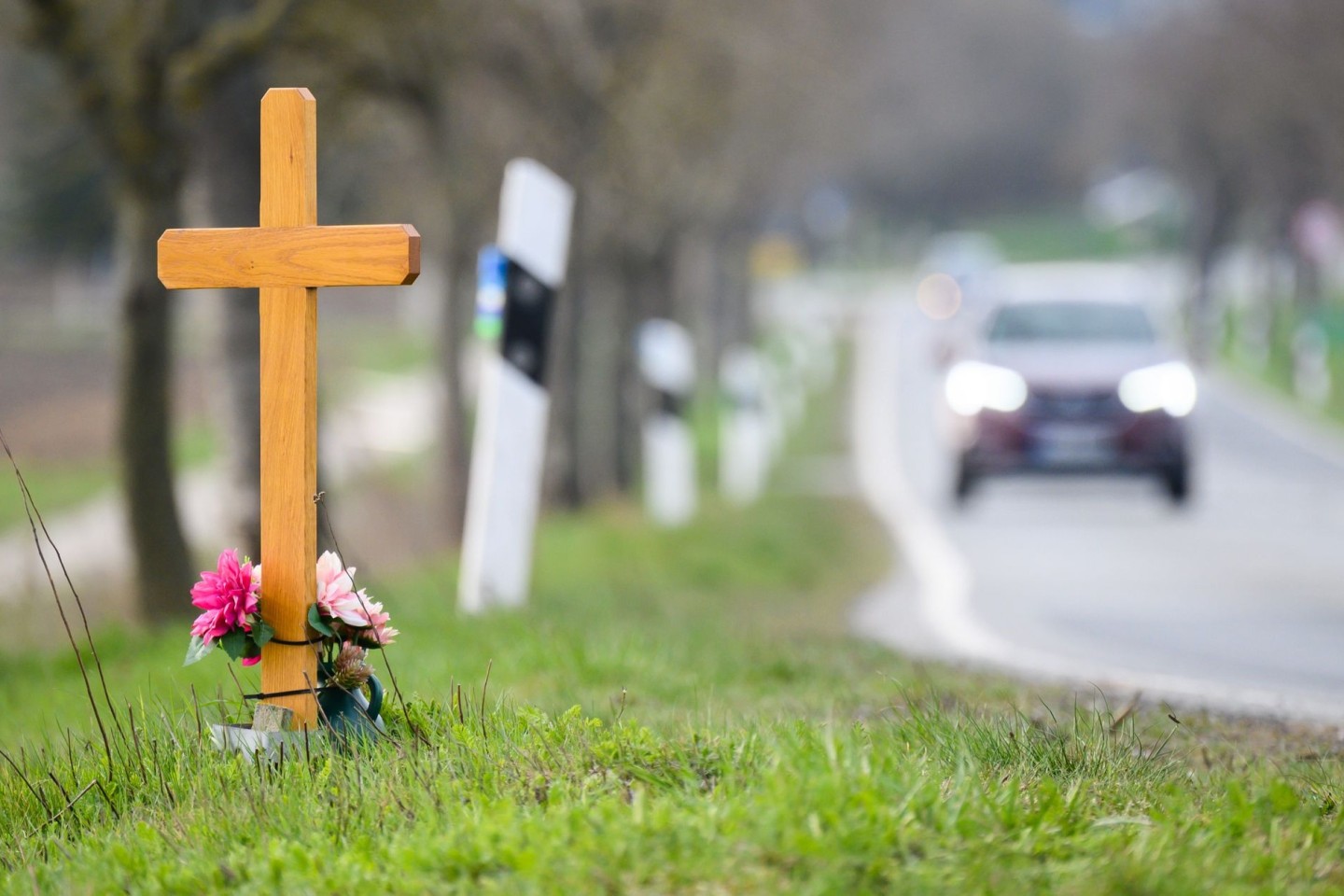 Ein Kreuz zum Gedenken an ein Opfer eines Unfalls: Die Zahl der Verkehrstoten in Deutschland steigt wieder.