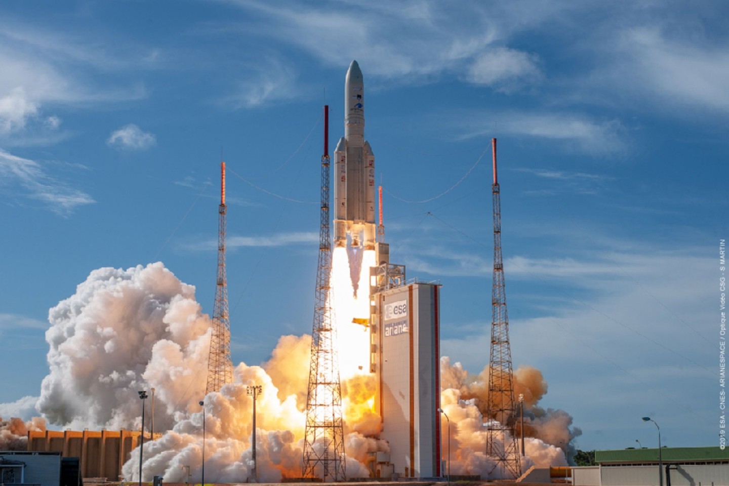 Eine Rakete des Typs Ariane 5 startet im französischen Kourou.