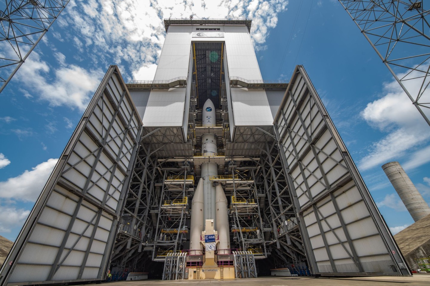 Die Startrampe der Ariane 6 auf dem europäischen Weltraumbahnhof beherbergt ein vollständig montiertes Exemplar der neuen Trägerrakete der ESA: Wie soll es für den Kontinent in der Raumf...