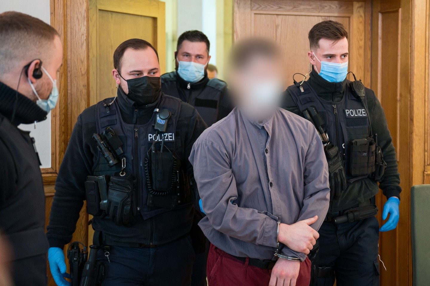 Der verurteilte Polizistenmörder Andreas S. (2.v.r) wird von Polizeibeamten in den Gerichtssaal geführt.