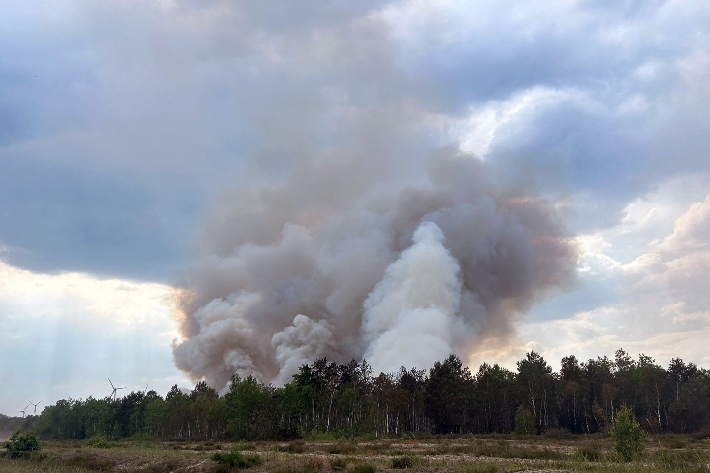 Starker Wind hat den vor einer Woche ausgebrochenen Waldbrand bei Jüterbog nach Angaben der Einsatzleitung wieder angefacht.