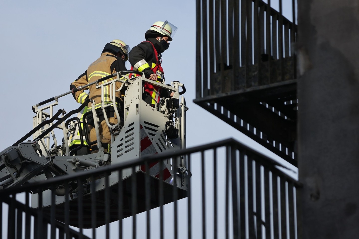 Mitarbeiter der Feuerwehr begutachten den Schaden am Wohnkomplex in Essen.