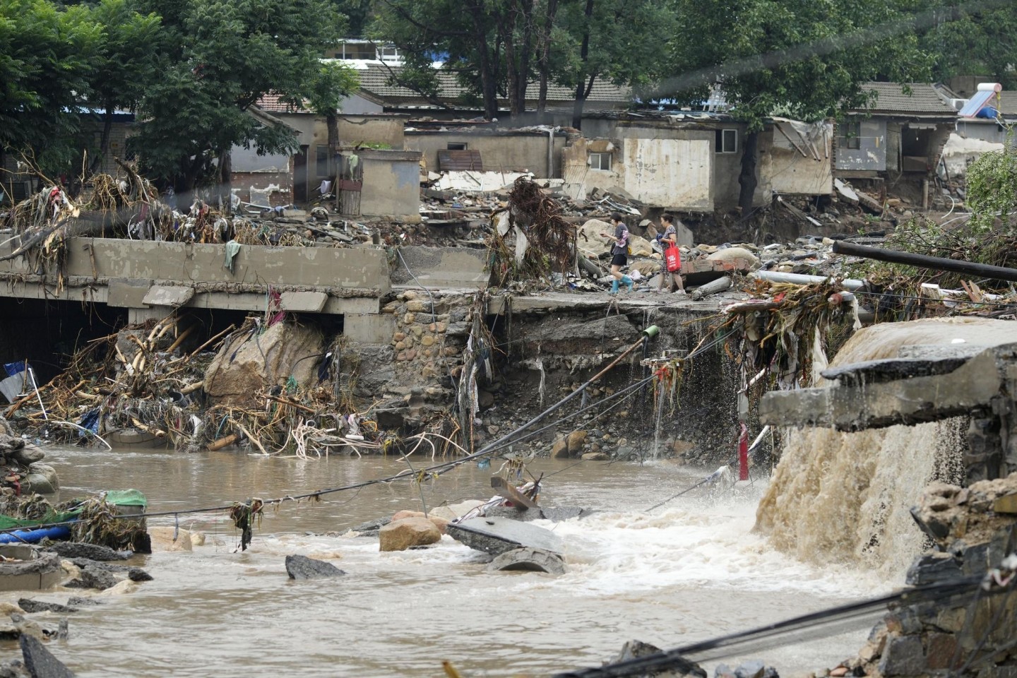 Zerstörungen in Peking durch den Tropensturm «Doksuri».