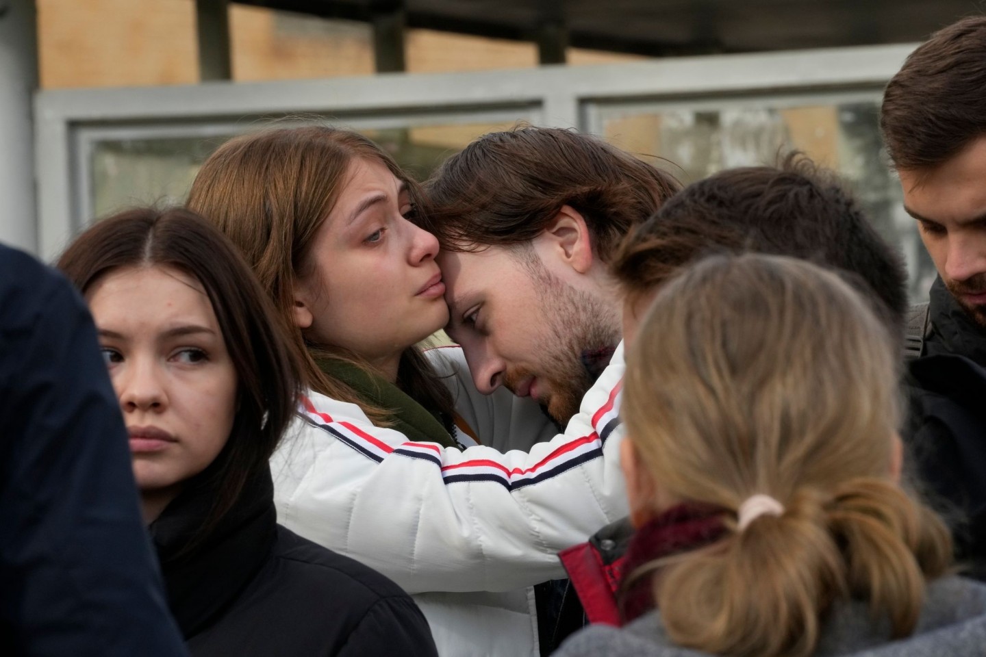 Studenten trösten sich gegenseitig während einer Versammlung nach der Schießerei auf dem Campus der Staatlichen Universität Perm.